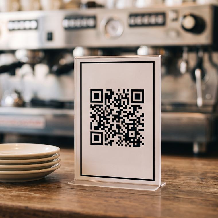 Expositor com código QR ao balcão de um café