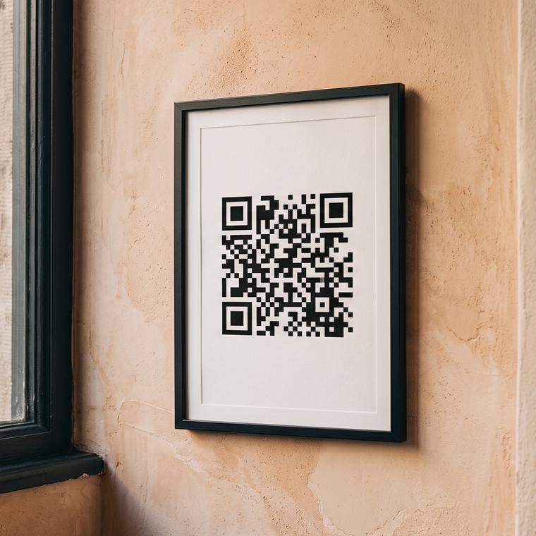 Moldura com código QR na parede junto à montra